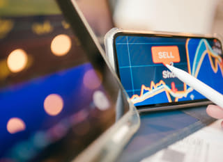 Trgovac na više tržišta koji analizira Bitcoin, Ethereum i opcije na forexu